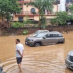 भारी बारिश से ऋषिकेश के ढालवाला कस्बा जलमग्न, कई वाहन फंसे, येलो अलर्ट जारी